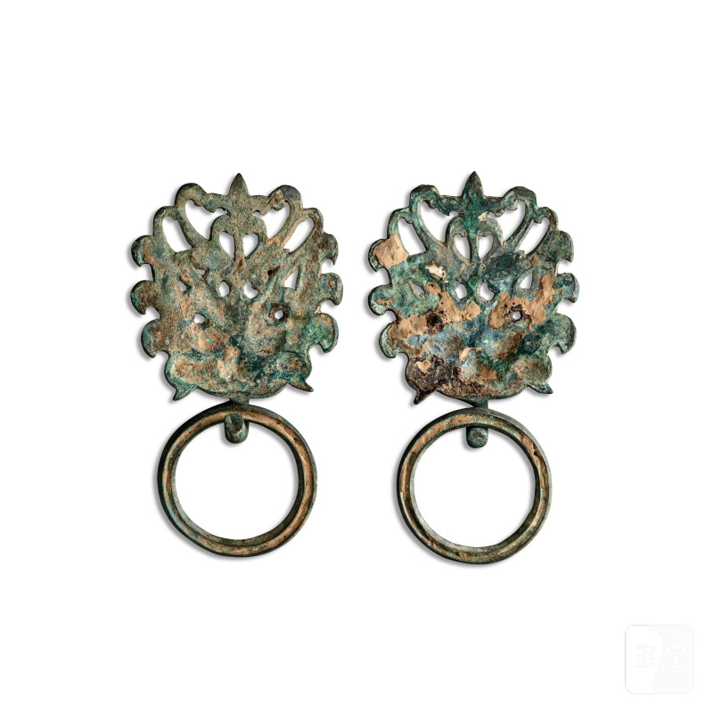 A pair of bronze 'mask' door knockers, Northern Wei dynasty | 北魏 銅透空鋪首活環一對 - 图2